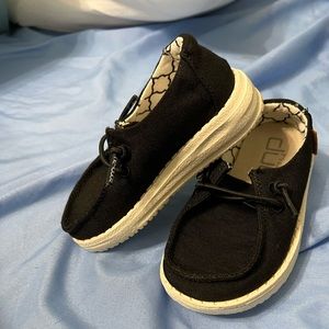 Toddler Hey Dudes size 6 but fit like a 5
